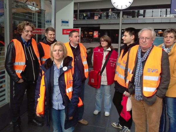 Katrin Dornheim (vorne) und ihre Kollegen von der EVG stehen am Berliner Hauptbahnhof den Fahrgästen Rede und Antwort.