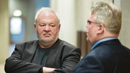 Ex-Hotelier Axel Hilpert (links) mit seinem Anwalt Matthias Schöneburg am 14.04.2016 im Landgericht in Frankfurt (Oder). 