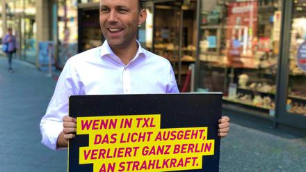 Der Berliner FDP-Fraktionschef Sebastian Czaja mit dem aktuelle TXL-Plakat.