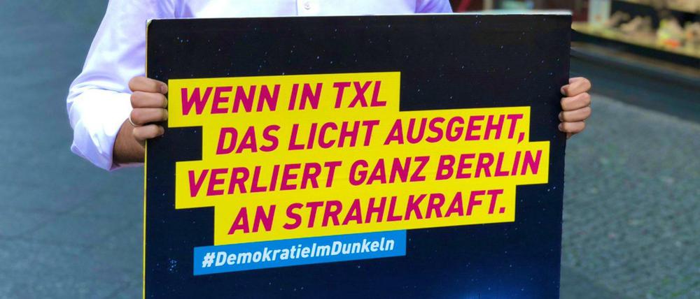 Der Berliner FDP-Fraktionschef Sebastian Czaja mit dem aktuelle TXL-Plakat.