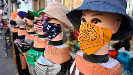 Jetzt überall erhältlich, wenn auch nur aus Stoff: Masken. Im öffentlichen Nahverkehr und in Geschäften sind sie Pflicht.