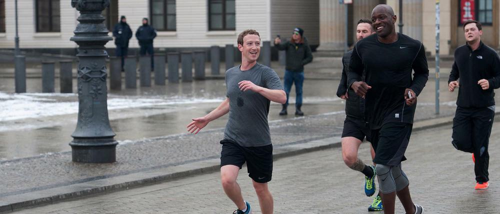 Facebook-Gründer Mark Zuckerberg läuft am Donnerstag in Berlin mit Bodyguards über den Pariser Platz. 