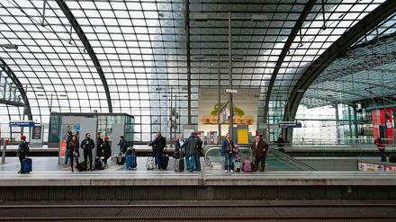 Drei Mal legte die junge Frau den S-Bahn-Verkehr lahm. Sie kletterte hier am S-Bahnsteig am Hauptbahnhof über die Mittelbalustrade.