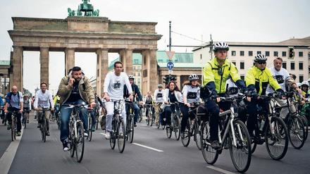 Eine Gedenkfahrt - organisiert von Aktivisten des Volksbegehren Fahrrad.