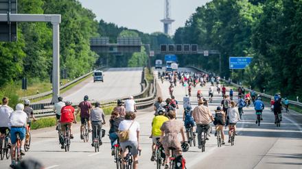 Mit einer Fahrraddemonstration durch Berlin wollen Klimaschutz- und Fahrradinitiativen am Freitag gegen den angekündigten Weiterbau der A100 protestieren.