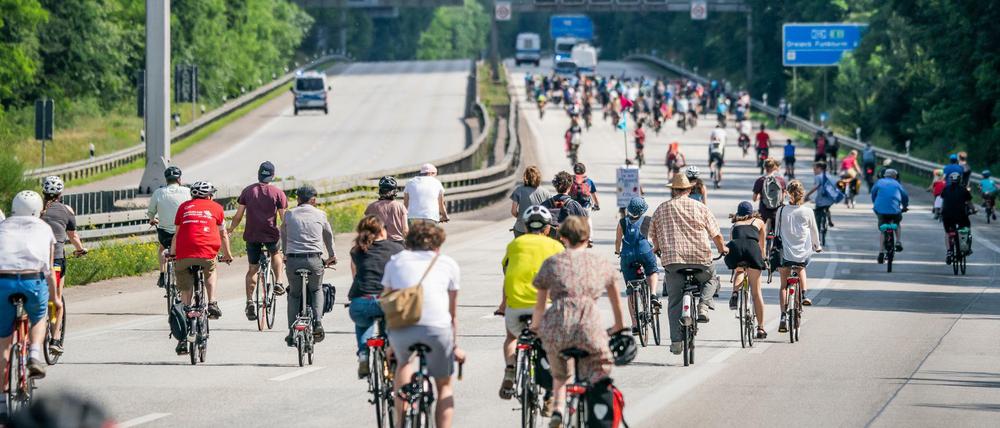 Mit einer Fahrraddemonstration durch Berlin wollen Klimaschutz- und Fahrradinitiativen am Freitag gegen den angekündigten Weiterbau der A100 protestieren.