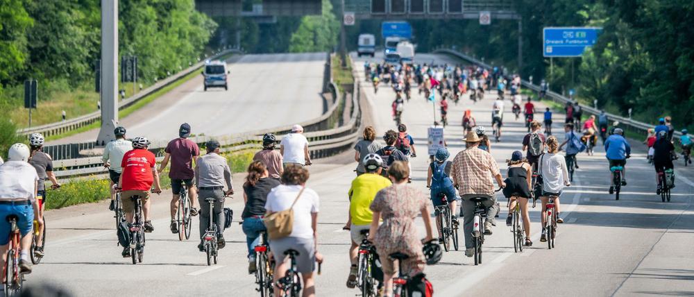 Fahrrad-Demo auf der Berliner Avus für eine Wende in der Verkehrspolitik
