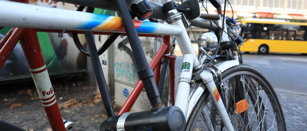 Auch Fahrräder, die mit Schlössern gesichert sind, werden in Berlin häufig gestohlen.