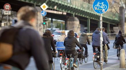 Berlin soll zu einer Fahrrad-freundlichen Stadt werden - doch der Senat liegt mit dem Ausbau des Fahrradnetzes weit hinter seinen Planungen zurück. 