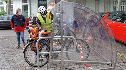 Die neuen Mini-Garagen in Charlottenburger Straßen schützen Fahrräder vor Diebstahl und schlechtem Wetter. 