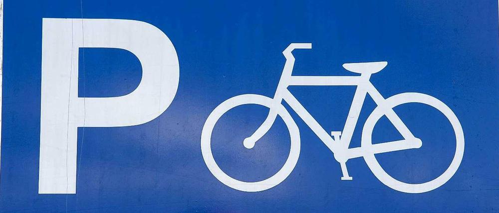 Radfahrer in Potsdam brauchen noch etwas Geduld. Mehr Fahrradstellplätze am Potsdamer Bahnhof wird es nicht vor 2015 geben.