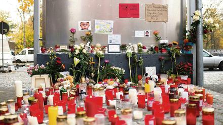 Kerzen, Blumen und Fotos des verstorbenen Flüchtlingsjungen Mohamed.