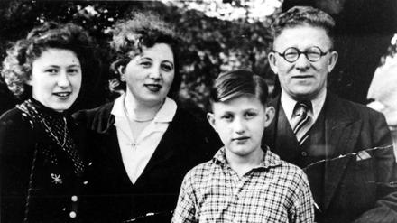 Gerda, Erna, Manfred und Aron Segal im Sommer 1938 in Berlin. Zu diesem Zeitpunkt ahnen sie noch nicht, welche Ausmaße die nationalsozialistische Verfolgung der Juden annehmen wird und dass sie eines Tages versuchen werden, versteckt in Berlin zu überleben. 