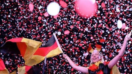 4:2 - Deutschland steht im Halbfinale. So kann es aus Sicht der deutschen Fans weitergehen. Auf der Fanmeile wurde der Sieg intensiv gefeiert.