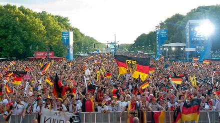 Public Viewing en masse: Die Fanmeile zum EM-Halbfinalspiel Deutschland gegen Italien in 2012 am Brandenburger Tor. 