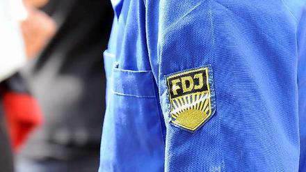 Ein junger Mann im "Blauhemd" der Freien Deutschen Jugend. Das FDJ-Symbol ist Kennzeichen einer verfassungswidrigen Organisation. Deshalb stehen nun zwei Männer vor Gericht, die vergangenen Sommer mit den Hemden vor der Gedenkstätte Berliner Mauer auftauchten. 