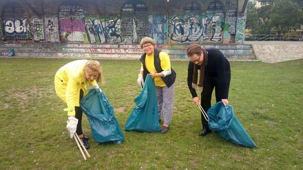 FDP-Mitglieder putzen am Aktionstag "Saubere Sache" den Görlitzer Park.