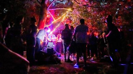 Menschen feiern im Volkspark Hasenheide eine illegale Party.
