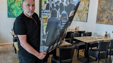 Der Künstler und sein Bild. Dieses Foto von Rafael Herlich ist im Restaurant Feinberg's zerstört worden.