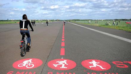 Ein weites Feld. Der frühere Flughafen Tempelhof wird noch Jahre ein Wiesenmeer mit Rad- und Skaterstrecken bleiben. Das Gelände in Tegel ist sogar noch größer.