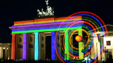 Berlin ist bereits öfters bunt, hier zum Beispiel das Brandenburger Tor beim Festival of Light im Jahr 2013. Bei der nächsten Wahl könnte die Stadt auch politisch mehrfarbig werden.