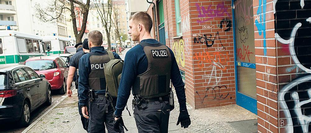 Mit 120 Beamten ist die Polizei in Neukölln unterwegs.