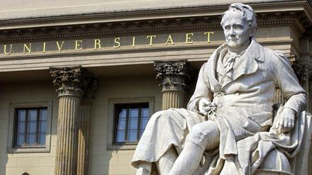 Denkmal für Alexander von Humboldt vor dem Eingang der nach ihm benannten Universität in Berlin