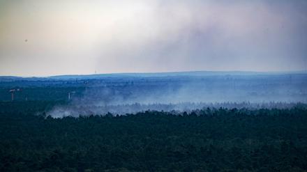 Rauchschwaden sind vom Teufelsberg aus über dem Grunewald zu sehen. (Archivfoto)