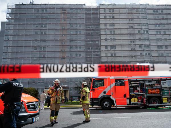 In Neu-Hohenschönhausen haben am Freitagmittag die Dächer von fünf Plattenbauten gebrannt. 