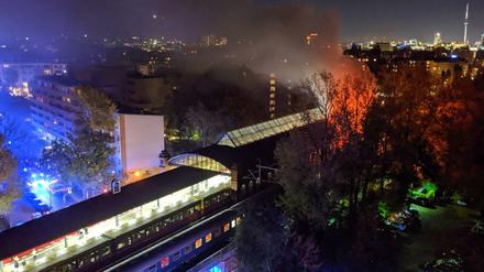 Der brennende Sonderzug am S-Bahnhof Bellevue. Die Fans des SC Freiburg wollten damit zurück nach Hause fahren.