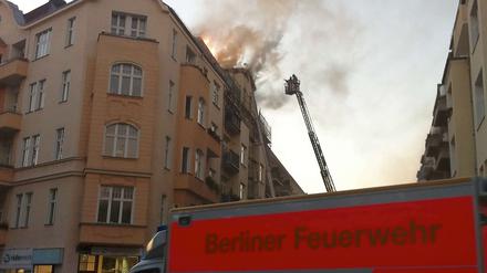 Feuer in Kreuzberg: Ein Dachstuhl steht in Flammen. 