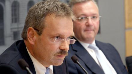 Dirk Feuerberg (links) stellte im Innenausschuss seinen Untersuchungsbericht zur Berliner NSU-Affäre vor. Im Hintergrund: Frank Henkel.