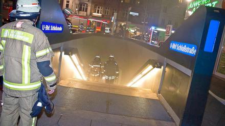 Rauchwolke. Die Feuerwehr musste bereits am späten Freitagabend zum U-Bahnhof Schlossstraße ausrücken. Verletzt wurde bei dem Brand niemand. 