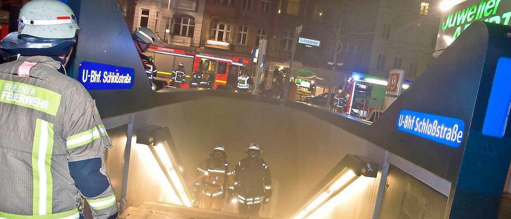 Rauchwolke. Die Feuerwehr musste bereits am späten Freitagabend zum U-Bahnhof Schlossstraße ausrücken. Verletzt wurde bei dem Brand niemand. 