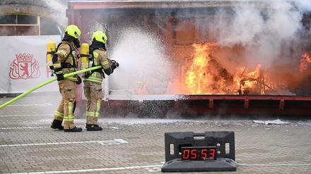 Übler Verdacht. Bei der Berliner Feuerwehr soll es einen rechtsextremen Vorfall geben. Auf dem Bild löschen Feuerwehrleute eine brennende Zimmerattrappe.