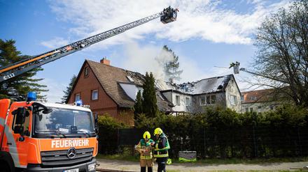 Brand in Spandau: Das Dachgeschoss stand in Flammen, da musste die Feuerwehr mit einer Drehleiter anrücken.