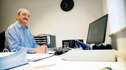 Uwe Fiebig kümmert sich im Büro von Makler Zaulig um die Verwaltung.