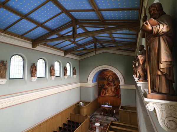 Auch die aus Lindenholz geschnitzten Figuren der zwölf Apostel wurden restauriert und stehen wieder zwischen den Oberfenstern der Kirche. 