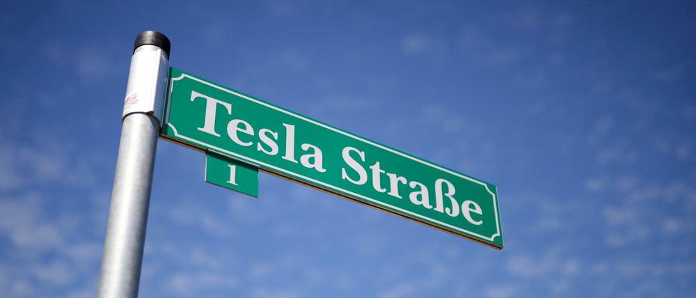 Die "Tesla Straße" an der E-Auto-Fabrik in Grünheide. 
