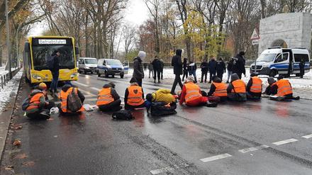 Mitglieder der „Letzten Generation“ protestierten am Dienstagmorgen und blockierten eine Straße.