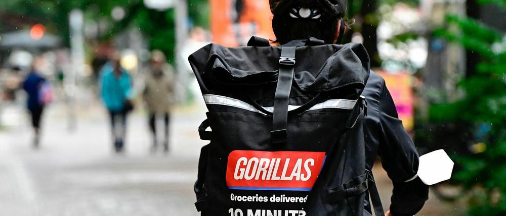 Die Rider des Lieferdienstes Gorillas fahren Lebensmittel und andere Supermarkt-Produkte aus. In vielen Städten gehören sie inzwischen zum Straßenbild.