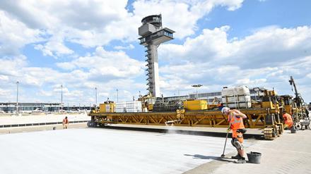 Bahn frei für neue Jobs: Die Standortfördergesellschaften erwarten durch den Bau und die nun endlich anstehende Eröffnung des Flughafens BER neue Firmenansiedelungen in der Hauptstadtregion.