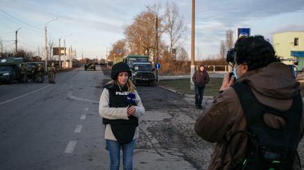 Viele ukrainische Filmschaffende entscheiden sich, vor Ort zu bleiben. Sie brauchen Helmen, Schutzwesten technisches Equipment und mehr.
