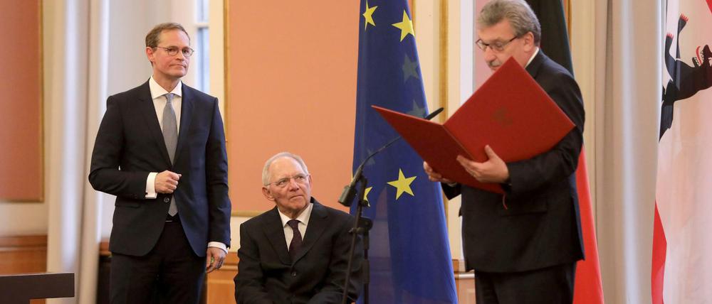 Berlins Regierender Bürgermeister Michael Müller und Bundesfinanzminister Wolfgang Schäuble bei der Verleihung der Ehrenbürgerwürde der Stadt Berlin an Schäuble.