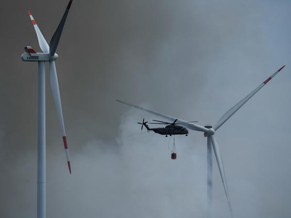 Hubschrauber unterstützten die Löscharbeiten aus der Luft.