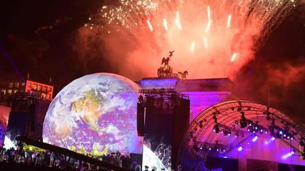 Ein gewaltiges Feuerwerk beschloss die Show am Brandenburger Tor.