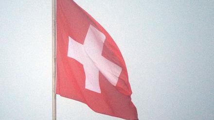 Spitzenstoff bei Wind und Wetter. Die Schweiz feiert ihre Textilwirtschaft - Italien den Nationalfeiertag.