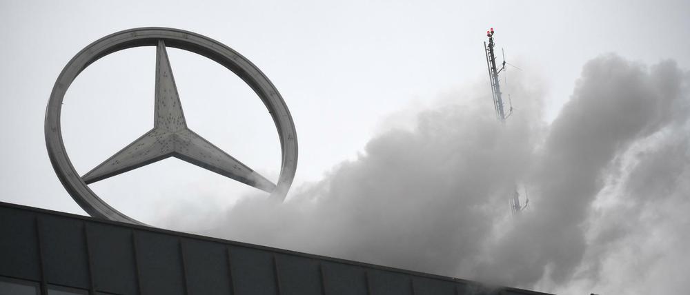 Dichte Rauchschwaden aus dem Europa Center in Berlin empor. Der Mercedes-Stern stand kurz still.