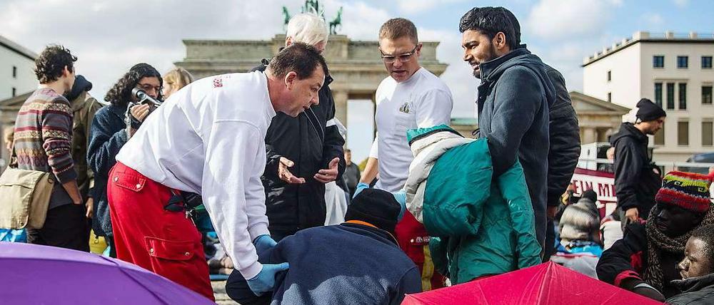 Viele der Flüchtlinge sind bereits stark geschwächt, doch sie wollen weiterhin am Brandenburger Tor ausharren. 