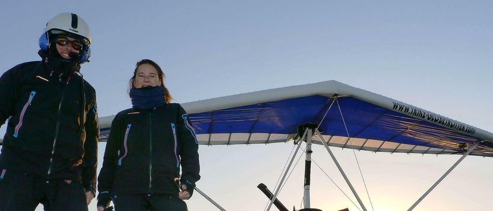 Damit kann man um die Welt fliegen: Doreen Kroeber und Andreas Zmuda vor ihrem Ultraleichtflugzeug.